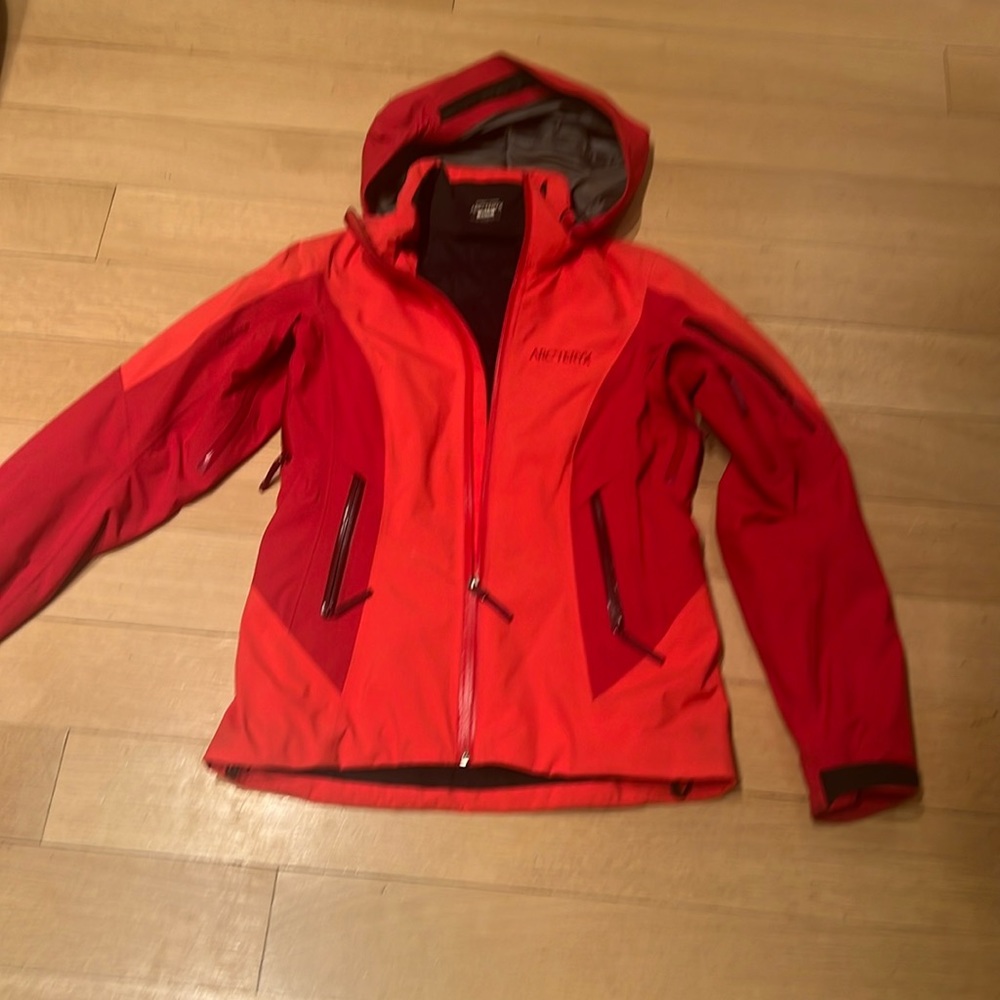 Arc’teryz Womans XS gore-Tex shell winter jacket, red